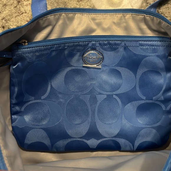 Coach Tote Bag w Attached Coin Purse - Picture 3 of 6